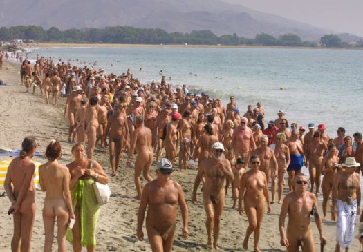 manypeopleonthebeach